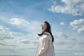 马苏晒游玩照拍草原意境写真 白色风衣心情大好图片