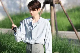 王源晒出一组夏日随拍大片 一身素色穿搭衬托浓浓青春气息图片