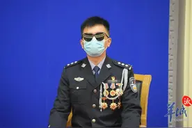 一周警报㊸｜他戴墨镜出席发布会，讲述“刀尖起舞”的故事……图片