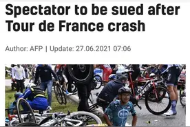 观众“抢镜”导致环法出现大面积摔车事故图片