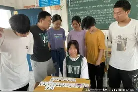 初三女生给全班送上一份特别的毕业礼物，老师大呼：太有才了图片