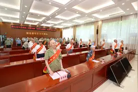 手捧“光荣在党50年”纪念章，老党员们激动不已：“这是党给我的，这是我们的财富！”图片