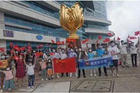 庆祝中国共产党成立100周年，香港青年唱响《我和我的祖国》图片