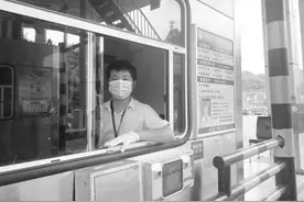 司机载生病女童上高速遇ETC故障，收费员小伙紧急放行垫付通行费图片