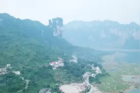 贵州化屋村：开山辟路 百年苗寨绣出奋发新画卷视频封面
