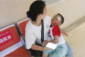 孩子头磕流血母亲大哭求助，郑州的哥连闯几个红灯送医图片