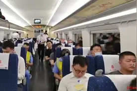 坐上首发绵泸高铁，内江市民：迈入“双高铁时代”，到泸州自贡更方便了图片