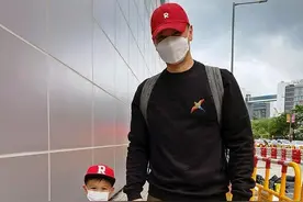 胡杏儿老公带长子外出游玩 俩人一起打电动互动超有爱图片