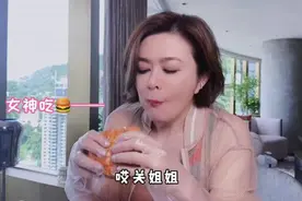 58岁关之琳狂吃油炸食品 大口咬汉堡身材发福神似蔡明图片
