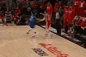 纵观季后赛｜特雷·杨踩到裁判扭伤，这次不需要字母哥出脚了图片