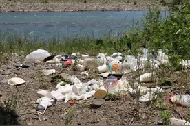 日本京都河边乱象：游客无视防疫令聚众烧烤 留下大量垃圾图片