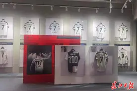 C罗、梅西、科比、乔丹、李铁、李霄鹏…… 超级明星球衣收藏展亮相武汉CBD图片
