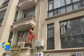山东临沂：蜜蜂在居民家中筑巢 消防员铲出百斤蜂巢图片