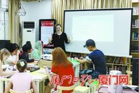 捷克女子在厦教中文已三年 专门服务在厦外籍人士图片