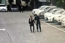 22岁辅警和84岁老奶奶手牵手“遛弯”……派出所这一幕太温馨图片
