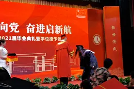 上海商学院校长唐海燕寄语毕业生：用青春担当传承百年之使命图片