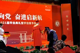 上海商学院校长唐海燕寄语毕业生：用青春担当传承百年之使命图片