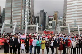 香港青年举行“快闪交响乐”表演为祖国献礼图片