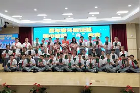 这所小学毕业典礼上，家长用数学概念串起对孩子的祝福图片