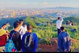 太美了！最近几天，昆明人气TOP1的这个景点，市民排队都要上去...图片