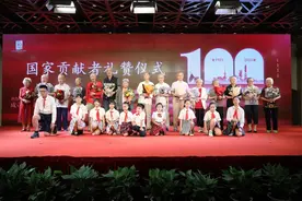 堪称“光荣在党50年”党员数最多的上海居民小区 80多位老党员齐聚亲和源获颁“特殊的礼物”图片