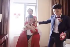 姐弟情深！提前在家练习 11岁弟弟把出嫁姐姐从12楼背下图片