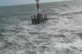 广西北海两游客被困海上灯塔，惊涛骇浪中等候7小时获救图片