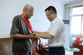 感党恩话发展，喻文看望慰问老干部、退役军人、老党员图片