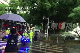 铁骑送中考生赶到考场，一陌生人递上饮料，泣不成声…原因太暖心图片