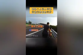 21日，济南高速交警历城大队民警巡逻返回途中，发现祖孙二人视频封面