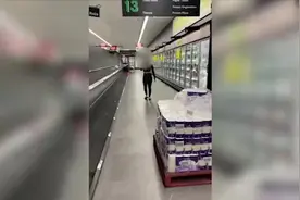 澳大利亚女子在超市内故意扑倒卫生纸堆引网友抨击图片