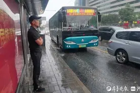 图集｜中午济南大雨倾盆，不少行人措手不及图片
