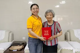 致敬！东纵老战士家属向罗浮山东江纵队纪念馆捐赠革命纪念品图片
