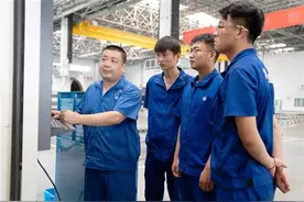 凌云集团苏海军坚定航空报国初心——机床上，飞机结构件“一气呵成”图片