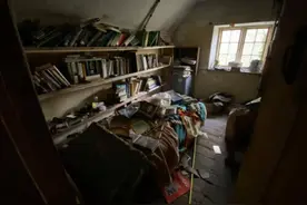 探险家发现废弃20年的房子 内有来自世界各地的照片图片