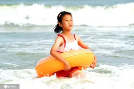 山东青岛：海边戏水享清凉图片