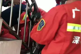 视频｜一小孩头被卡楼道栏杆，深圳消防紧急出动救援图片