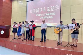 特别的祝福给特别的你，高校教师为毕业生送上特别礼物图片