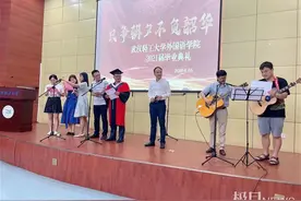 特别的祝福给特别的你，高校教师为毕业生送上特别礼物图片