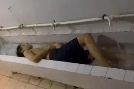 宿舍没空调晚上太热，男生躺进水池降温
