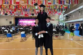 1.9米男生挨个举女同学拍毕业照：让她们做一次小公主视频封面