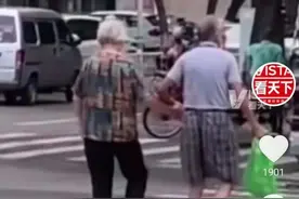 老爷爷为给老伴买合脚的鞋四处问路，网友：又是为神仙爱情落泪的一天图片