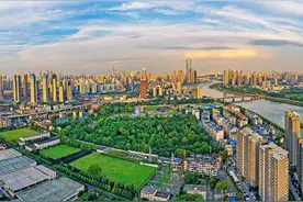 武汉首批集中土拍揽金788亿背后：超6成地块底价成交，头部房企拿地金额占比下降图片