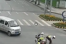 马路上掉了面国旗 四川富顺交警这个举动令人暖心图片