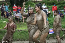 尼泊尔庆祝国家水稻日 民众互泼泥浆祈盼风调雨顺图片