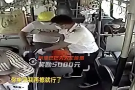 农民工坐公交怕弄脏座椅，司机这个举动太暖！网友：善良被尊重真美好图片