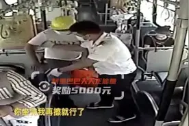 农民工坐公交怕弄脏座椅，司机这个举动太暖！网友：善良被尊重真美好图片