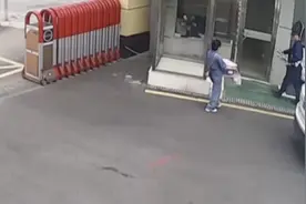 消防队收到神秘大礼 女孩给“蓝朋友”留言：自家养殖，大补哦图片