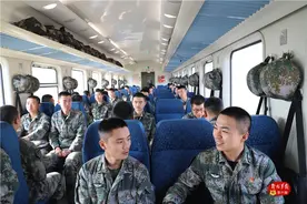 赞！看兵哥哥如何玩转“小小车厢”图片