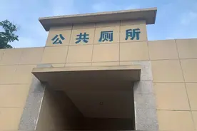 男子横躺阜阳一公厕内 现场极其尴尬图片